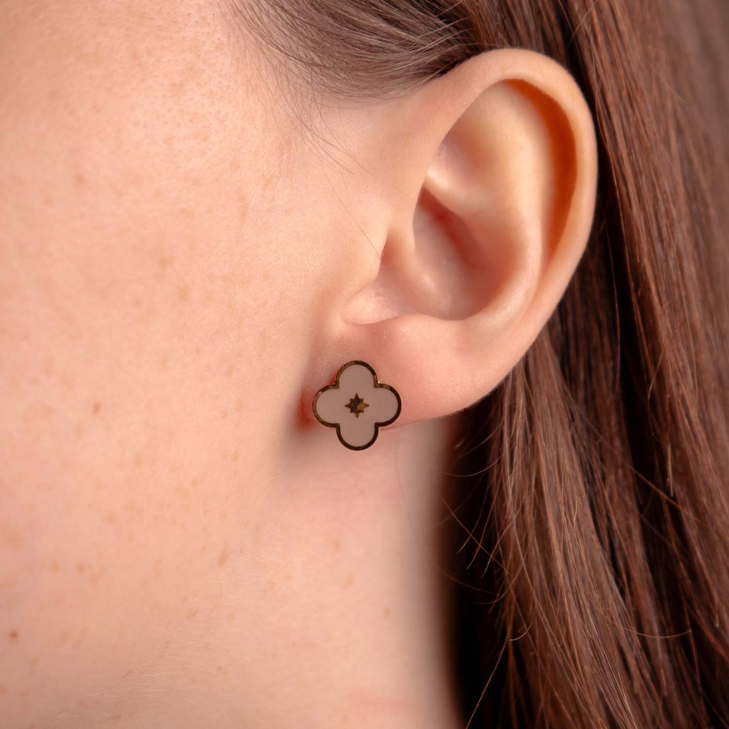 STUD EARRING ENAMEL FLOWER CREAM 14K GOLD PLATED