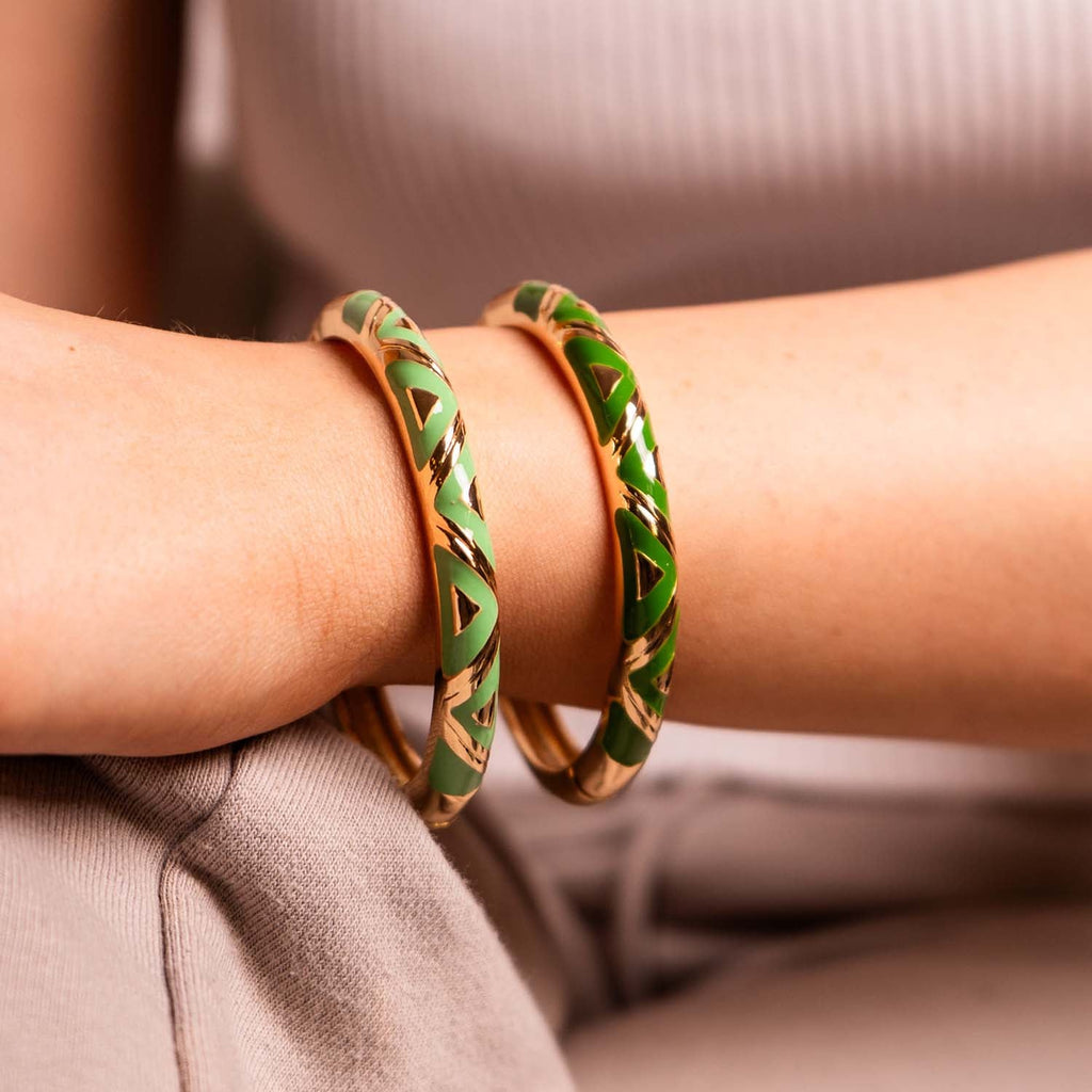 BANGLE HINGED ENAMEL DETAIL GREEN