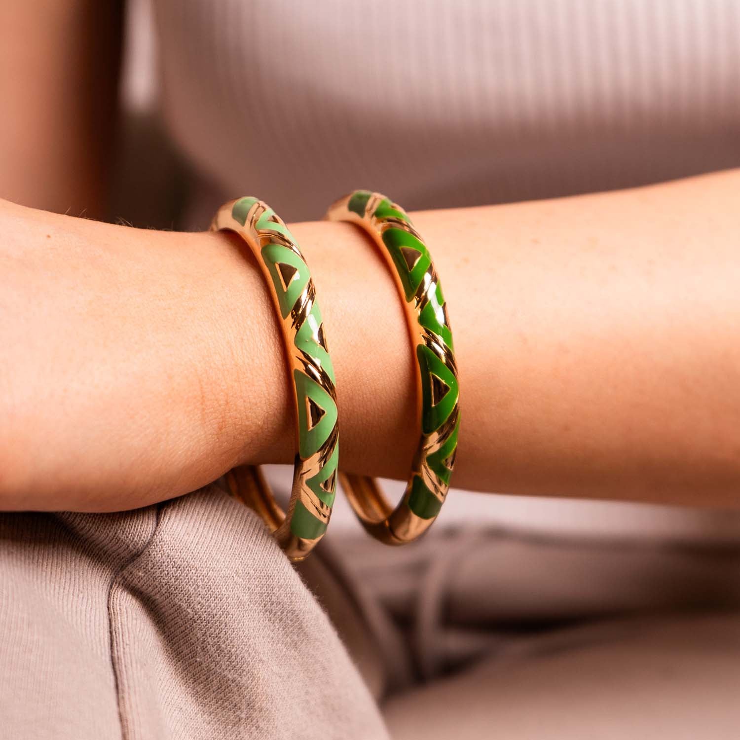 BANGLE HINGED ENAMEL DETAIL GREEN