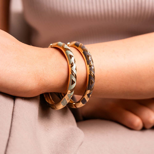 BANGLE HINGED ENAMEL DETAIL GREY