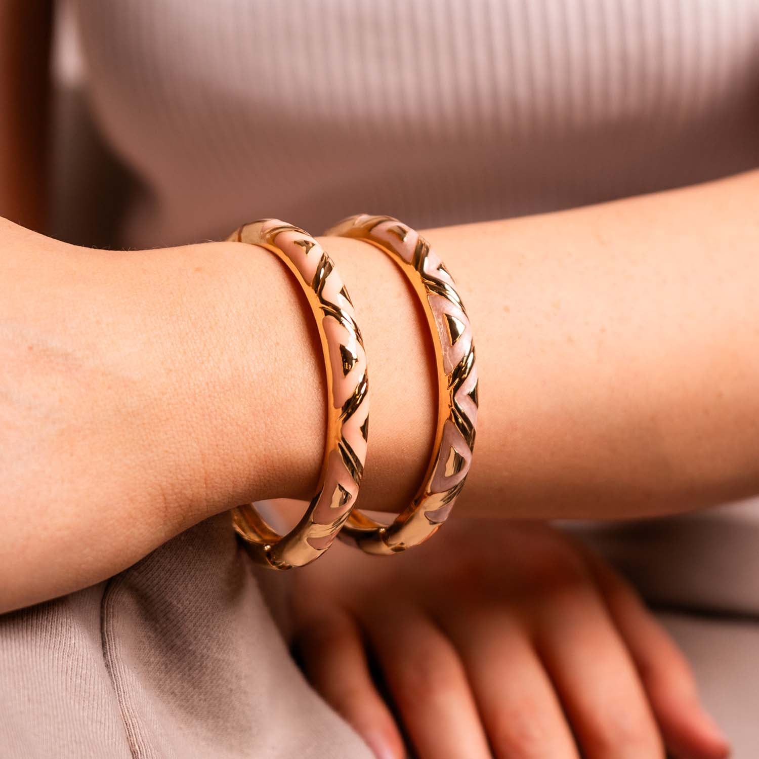 BANGLE HINGED ENAMEL DETAIL PINK