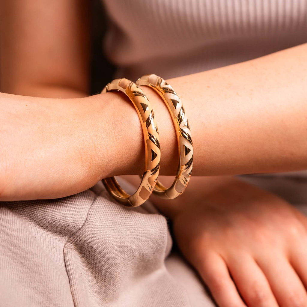 BANGLE HINGED ENAMEL DETAIL TAUPE