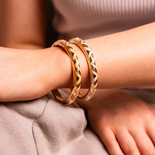 BANGLE HINGED ENAMEL DETAIL TAUPE