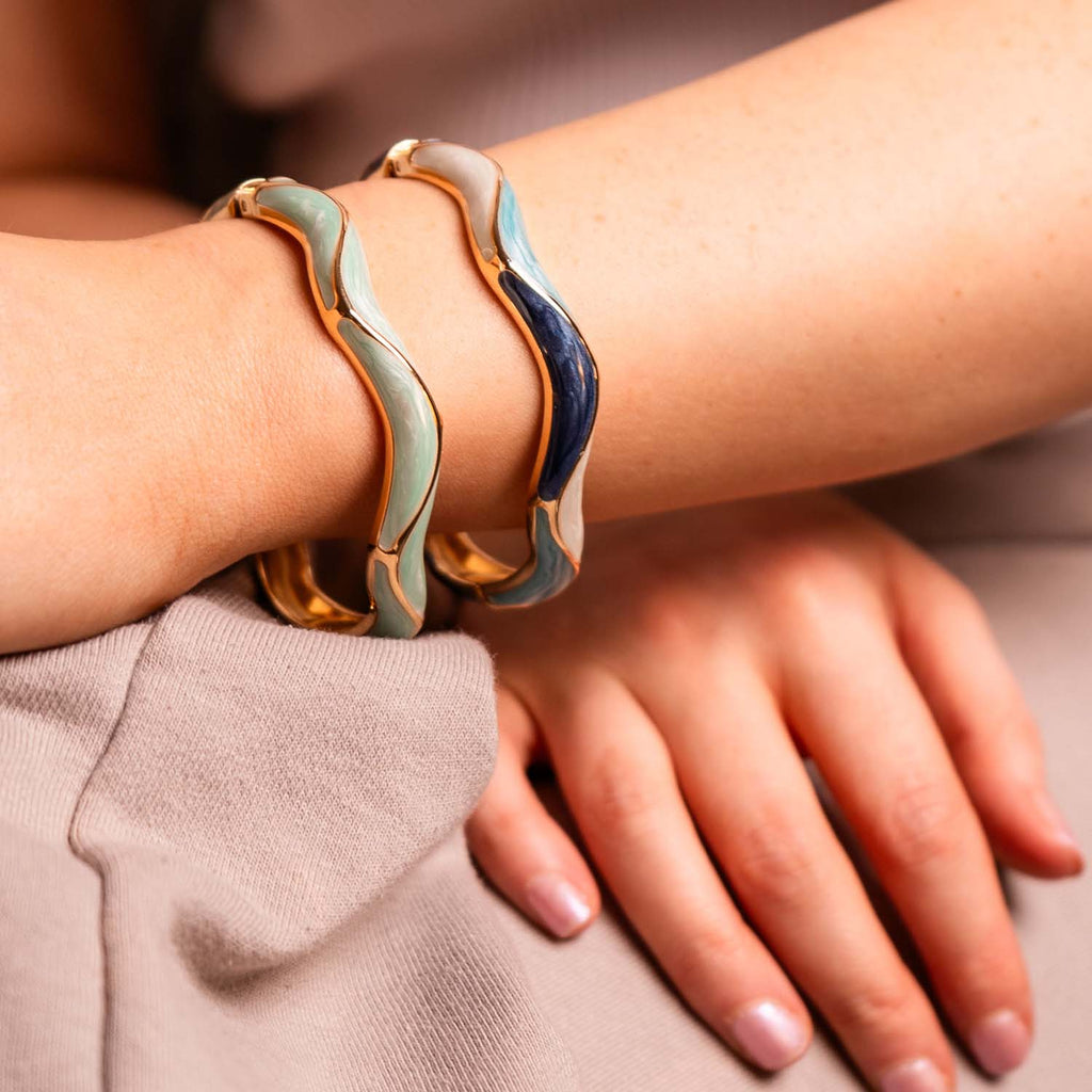 BANGLE HINGED ENAMEL WAVE DETAIL BLUE