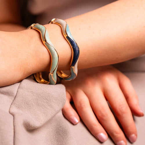 BANGLE HINGED ENAMEL WAVE DETAIL BLUE