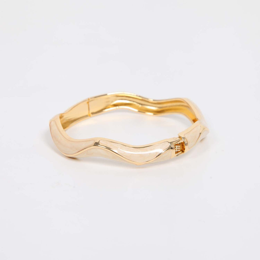 BANGLE HINGED ENAMEL WAVE DETAIL CREAM