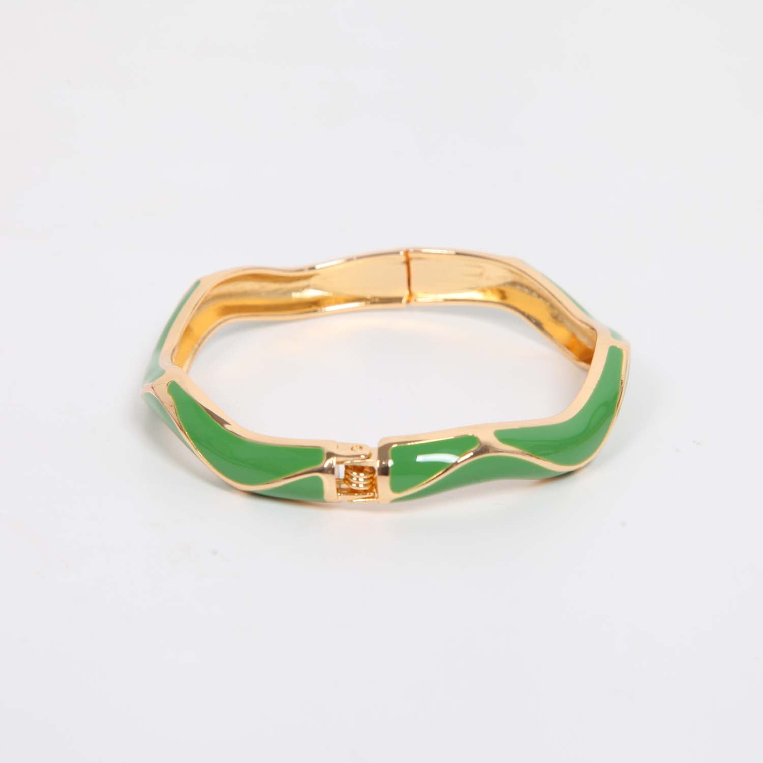 BANGLE HINGED ENAMEL WAVE DETAIL GREEN
