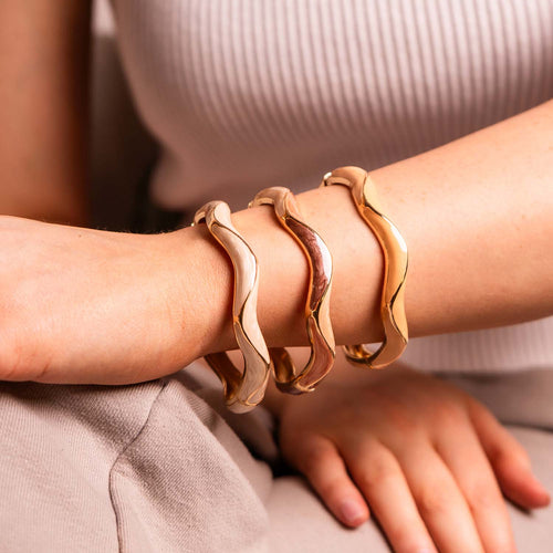 BANGLE HINGED ENAMEL WAVE DETAIL TAUPE