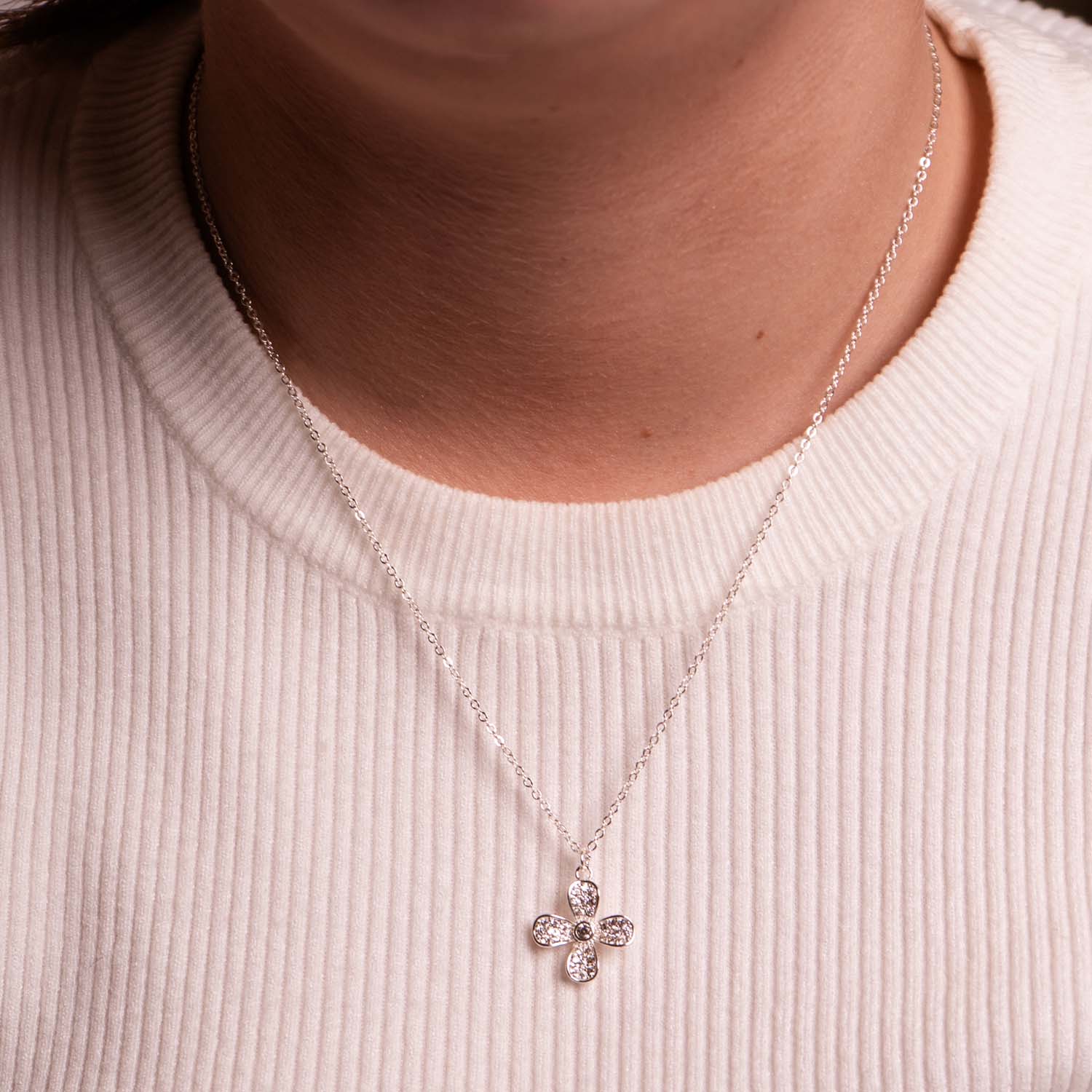 NECKLACE FLOWER PENDANT SILVER PLATED
