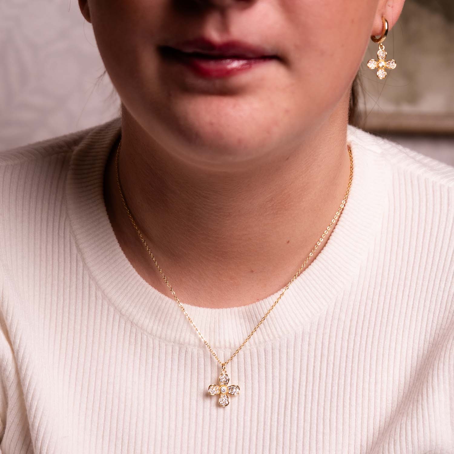 NECKLACE FLOWER PENDANT 14K GOLD PLATED